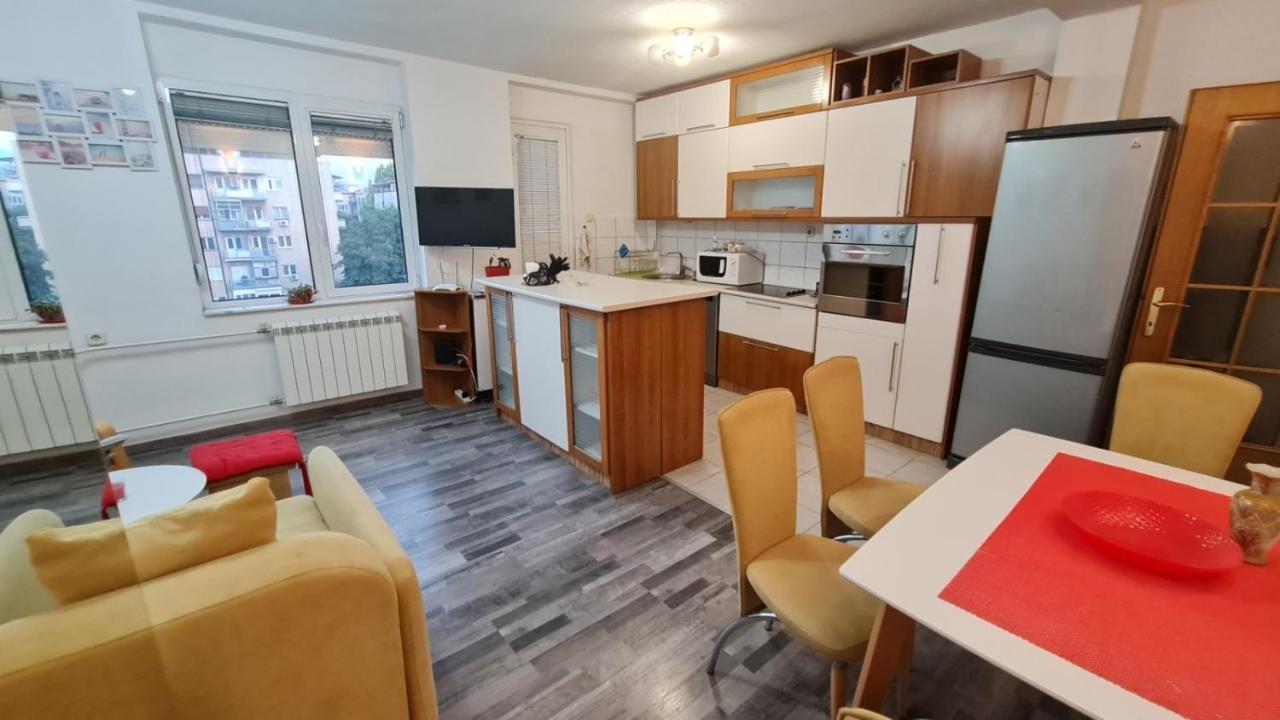 Center Cosy Apartment Skopje Bagian luar foto